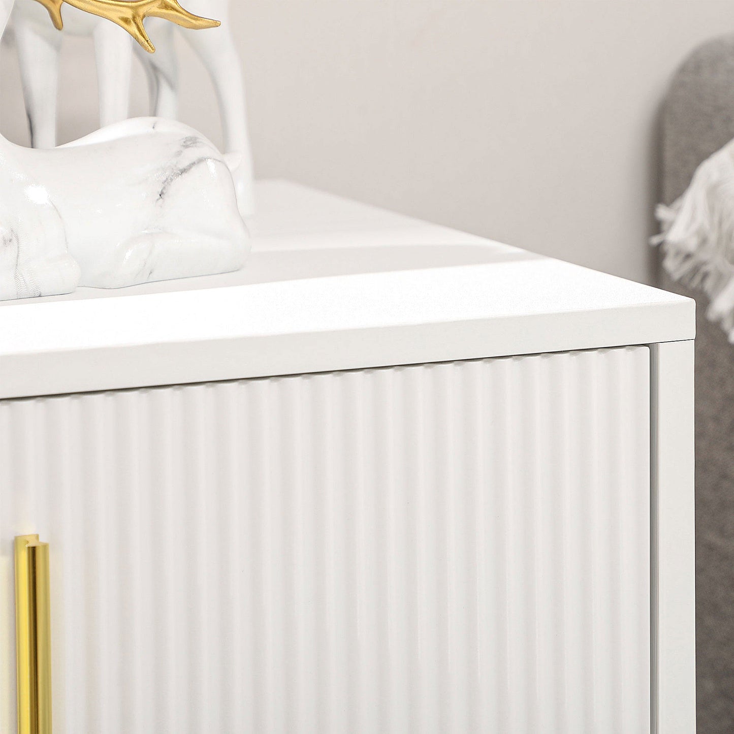 HOMCOM Modern 3 Drawer Dresser, Fluted Bedroom Dresser Chest of Drawers with Metal Legs and Steel Handles for Bedroom, White