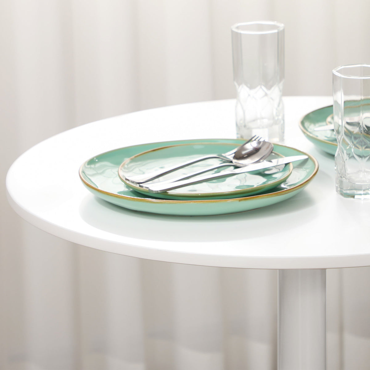 HOMCOM Round Dining Table, Modern Kitchen Table with Steel Base, Non-slip Foot Pad for Living Room, Dining Room, White